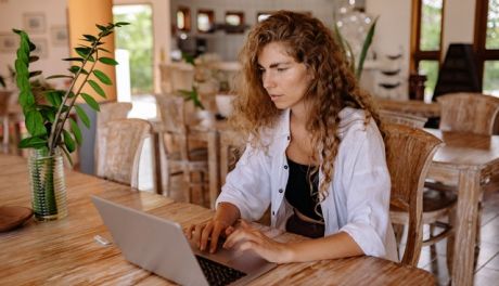 Firmowa pieczątka – sposób uwierzytelnienia dokumentów i personalizacji przesyłki