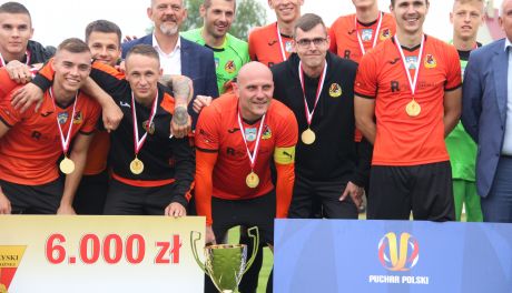Piłkarze KSZO wracali z pucharem