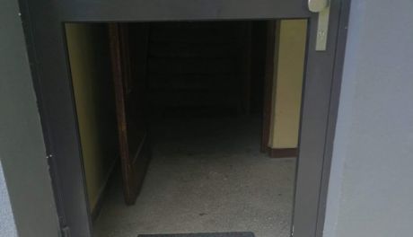 Emocje wyładowali na drzwiach - wandale odpowiedzą za uszkodzenie mienia