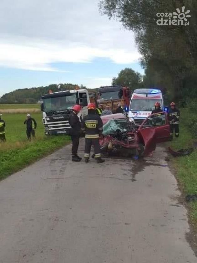 Wypadek w Chmielowie - osobówka zderzyła się z samochodem ciężarowym