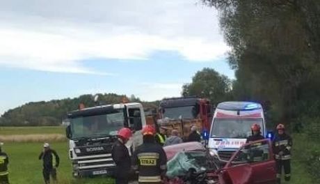 Wypadek w Chmielowie - osobówka zderzyła się z samochodem ciężarowym