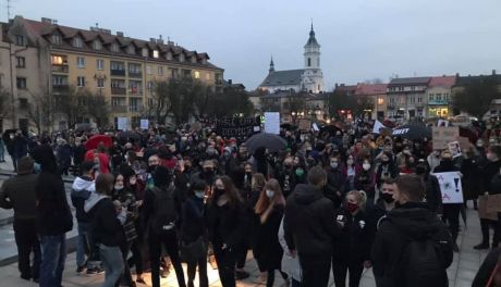 Słowa "Myślę, czuję, decyduję" wśród haseł protestu w Ostrowcu Świętokrzyskim