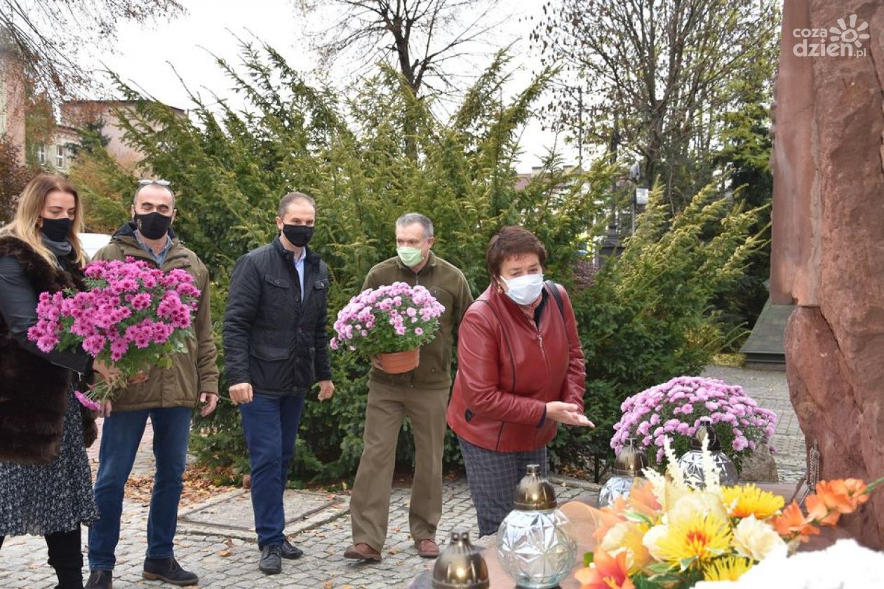 Chryzantemy w miejscach pamięci. Złożyli je tam radni powiatowi
