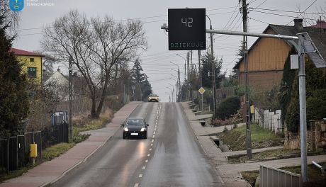 Bezpieczniej na drogach powiatowych - stanęły radarowe wyświetlacze prędkości