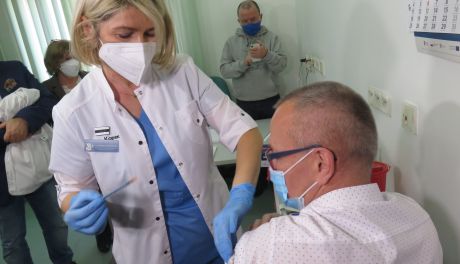 W szpitalu wojewódzkim ruszyły szczepienia przeciwko COVID-19