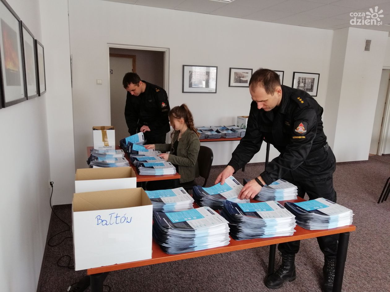 Strażacy dostarczą ulotki na temat szczepień i profilaktyki COVID-19