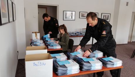 Strażacy dostarczą ulotki na temat szczepień i profilaktyki COVID-19