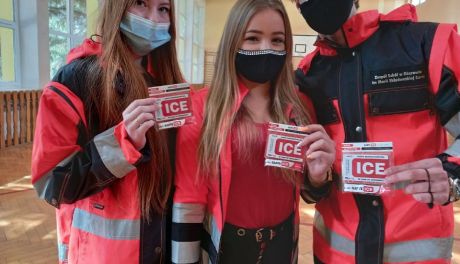 Przyszli ratownicy ze "Skłodowskiej" promują karty ICE