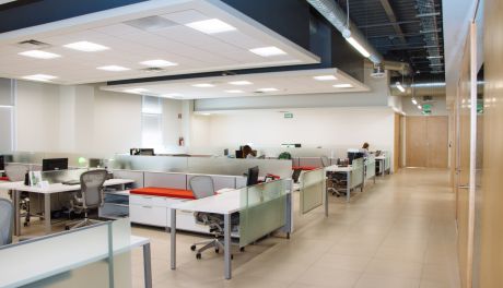 Czym różni się drukarka biurowa od domowej? Poznaj zalety profesjonalnych rozwiązań dla firm