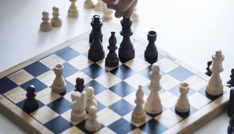 Naucz się gry w szachy z Hetmanem!