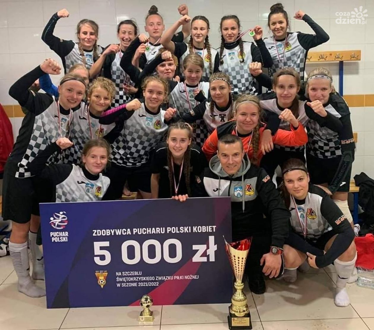 Czwartoligowe piłkarki KSZO 1929 Ostrowiec Świętokrzyski z Okręgowym Pucharem Polski
