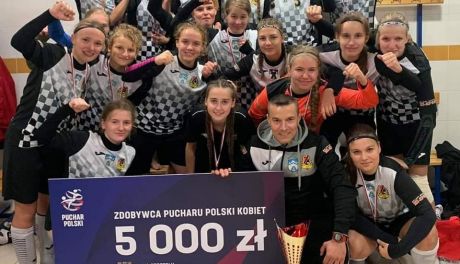 Czwartoligowe piłkarki KSZO 1929 Ostrowiec Świętokrzyski z Okręgowym Pucharem Polski
