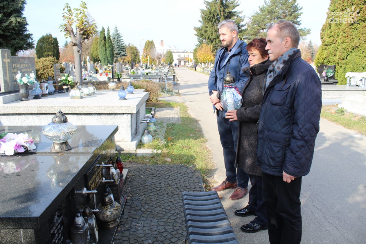 Samorządowcy zapalili znicze