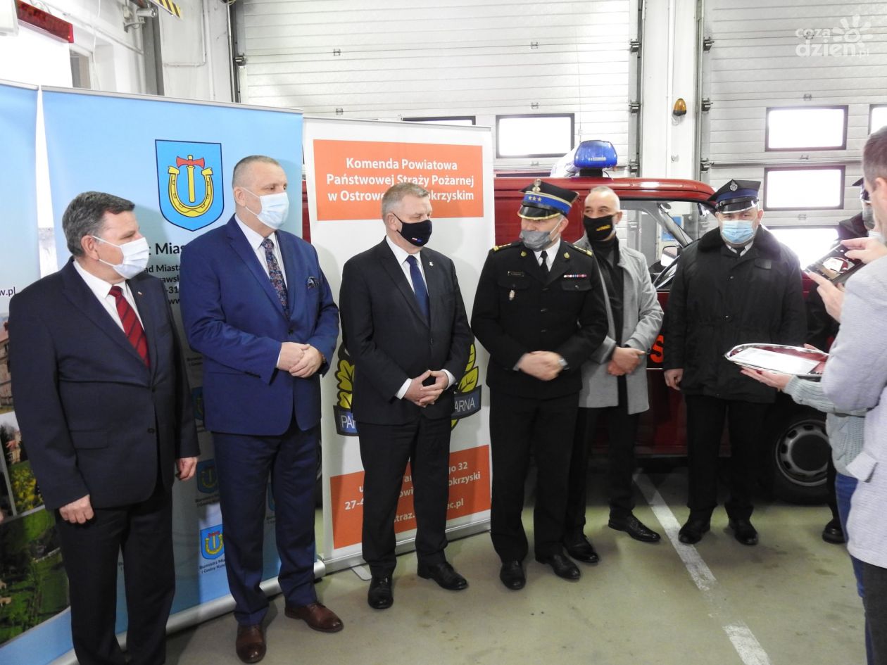 OSP w Prawęcinie z nowym samochodem 