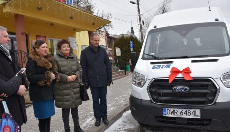 Gmina Ćmielów wzbogaciła się o nowego busa dla osób niepełnosprawnych 