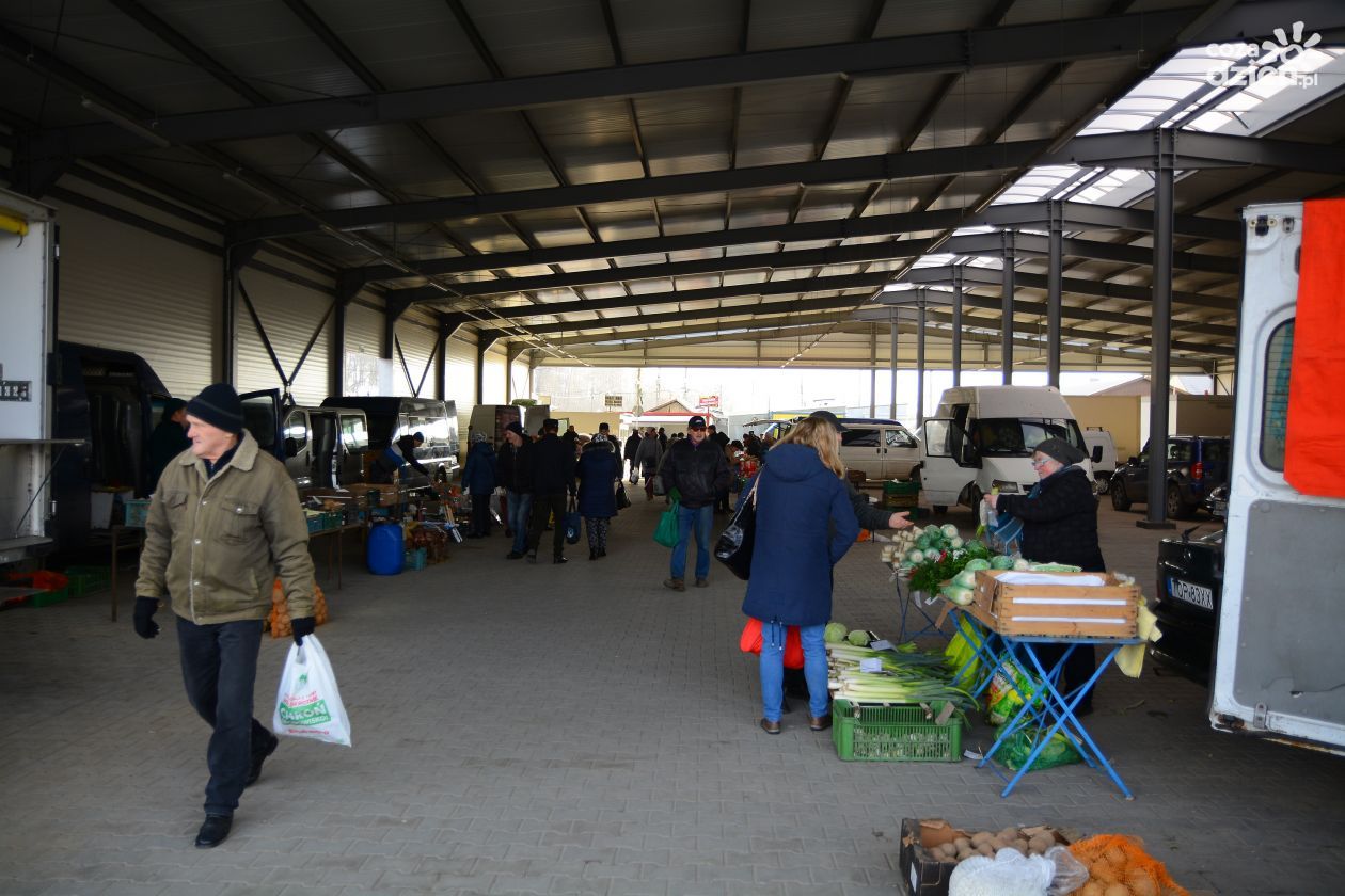 Pomysł zakazu niedzielnego handlu na targowisku w Ostrowcu, budzi powszechny sprzeciw