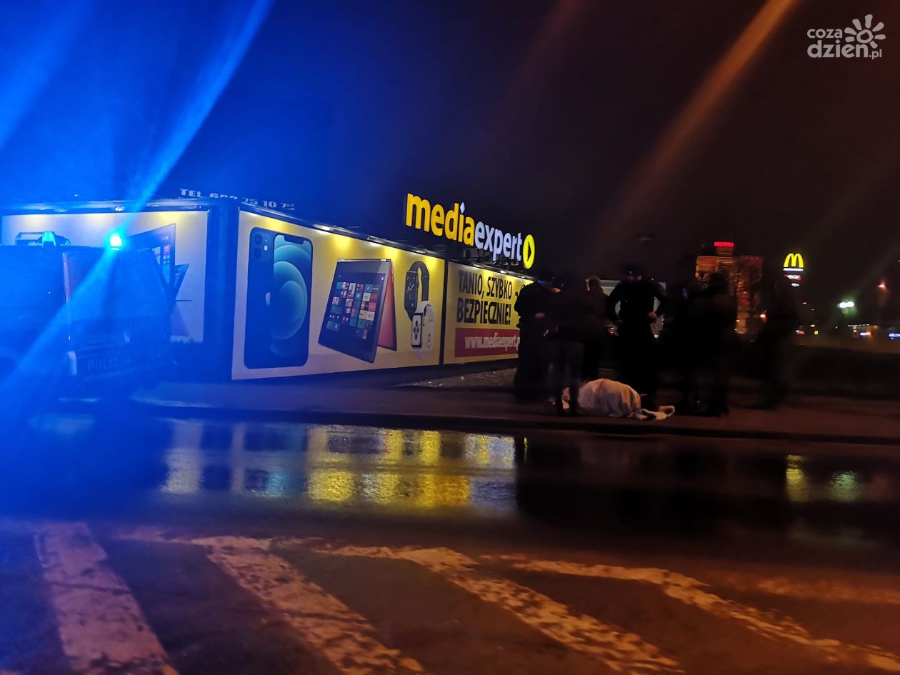 W asyście policji oczekiwał na pomoc 