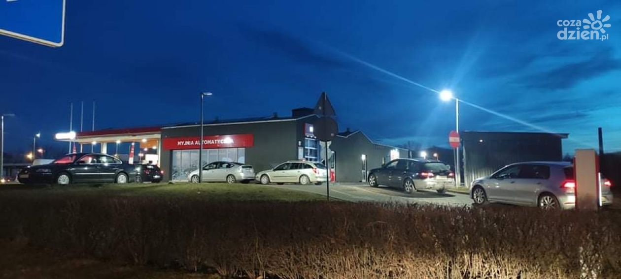 Kolejki na stacjach benzynowych 