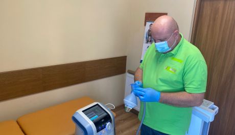 Bezinwazyjna i skuteczna! Taka jest terapia skupioną falą uderzeniową