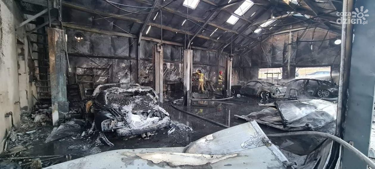 Pożar warsztatu samochodowego w Szczecnie. Ogromne zniszczenia.