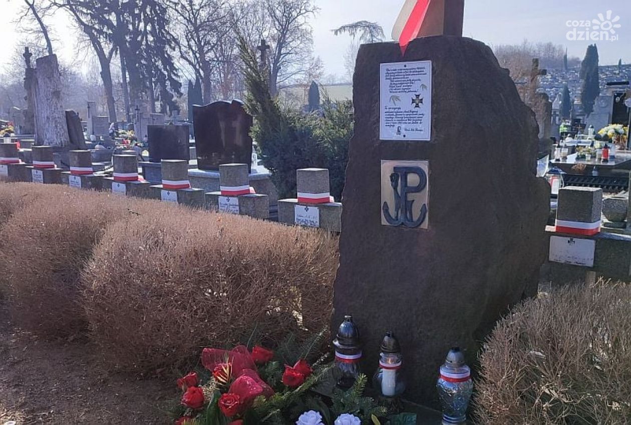 Renowacja mogił na ćmielowskim cmentarzu