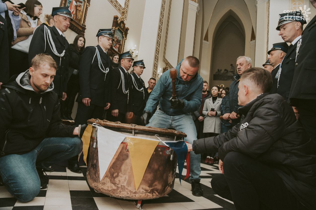 Taraban w Iwaniskach znów budził panny