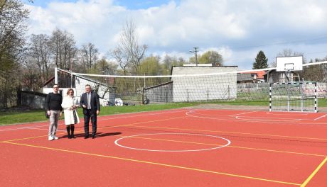 Nowe boisko przy szkole w Iwaniskach