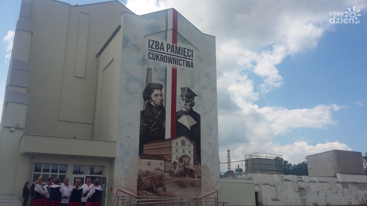Patriotyczny mural w cukrowni w Częstocicach