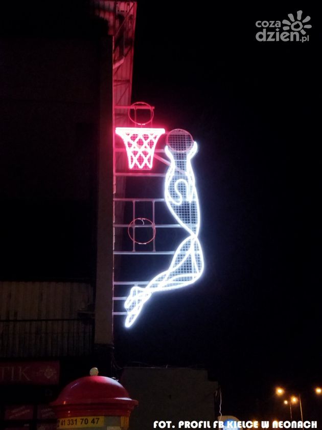 Neonowy koszykarz wrócił na ścianę hali kieleckiego MOSiR