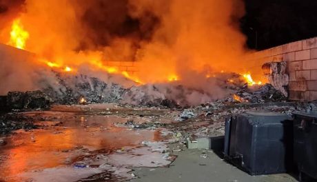 Znana jest prawdopodobna przyczyna pożaru odpadów komunalnych 