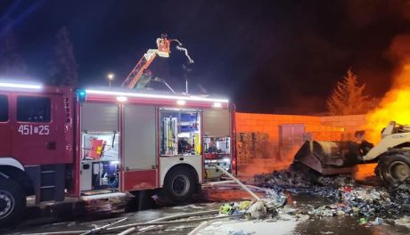 Pożar na składowisku odpadów w Ostrowcu