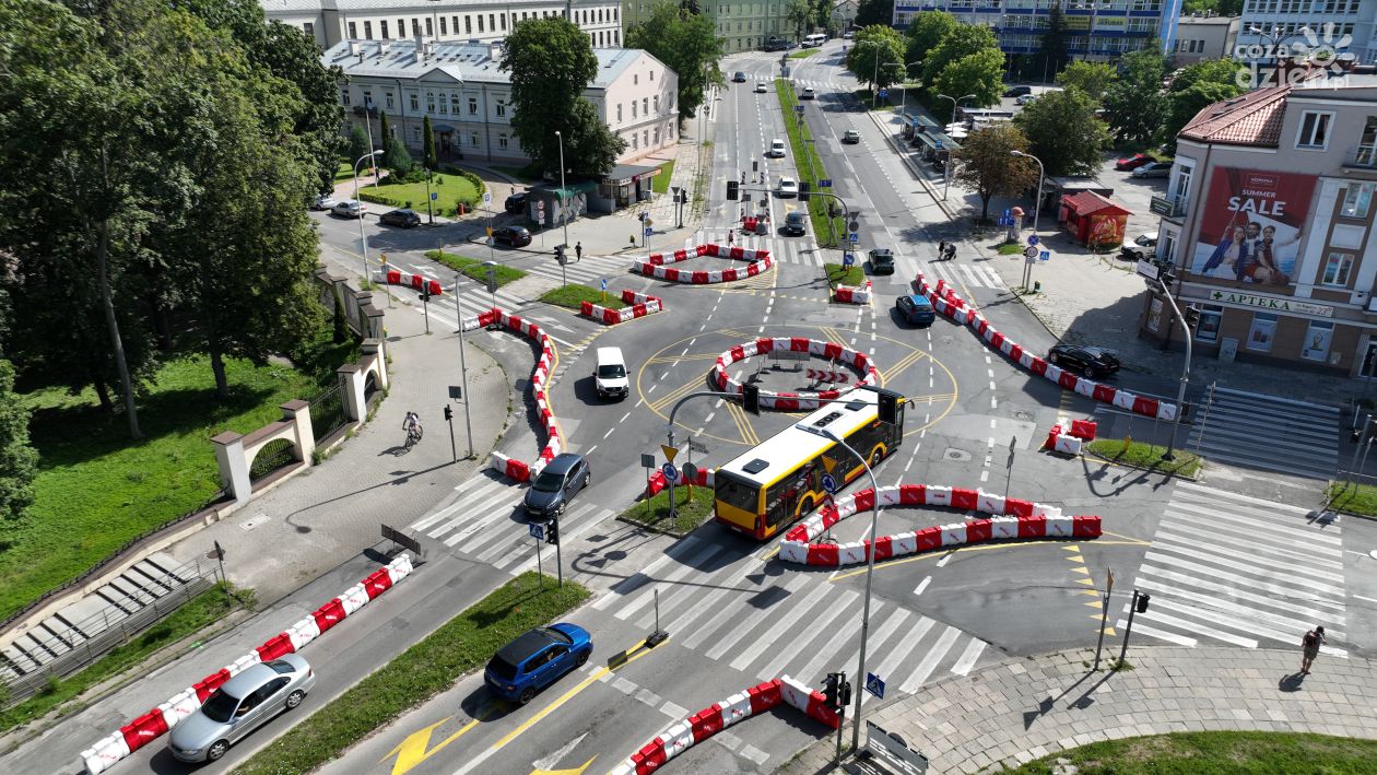 Trwa remont ulicy Ogrodowej w Kielcach. Kierowcy korzystają z tymczasowego ronda