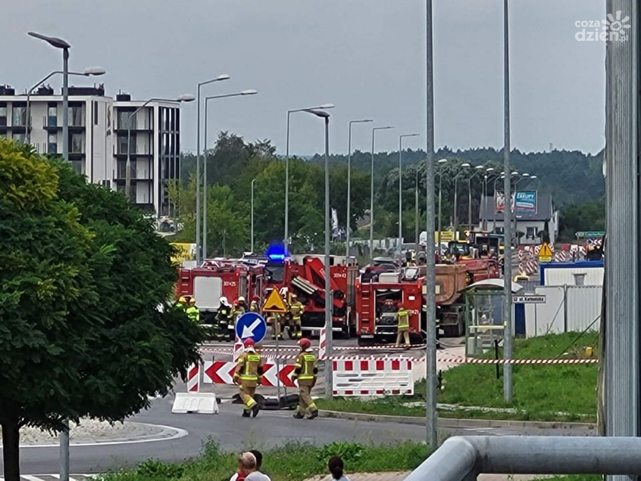 Uszkodzona rura z gazem miejskiej centrali, utrudnienia w ruchu.