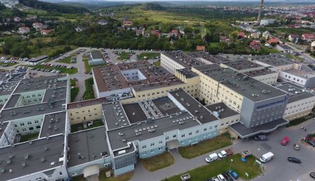 Protest blisko 50  pielęgniarek anestetyczek i instrumentariuszek w Świętokrzyskim Centrum Onkologii w Kielcach.