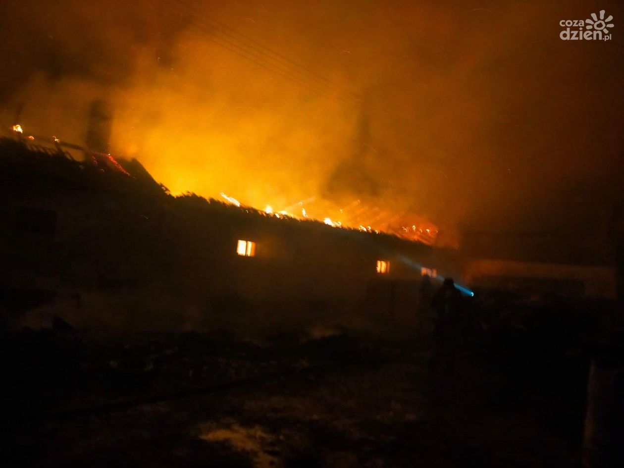 Ogromny pożar w Chocimowie: płonie budynek byłej RSP