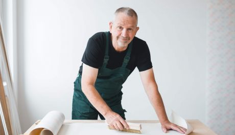 Jak przykleić fototapetę na ścianie?