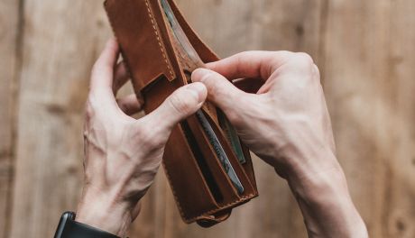 W pięciu napadli na nastolatka. Ukradli mu 100 złotych z portfela