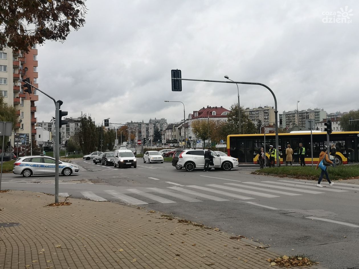 Zderzenie aut na skrzyżowaniu Grunwaldzka-Jagiellońska w Kielcach