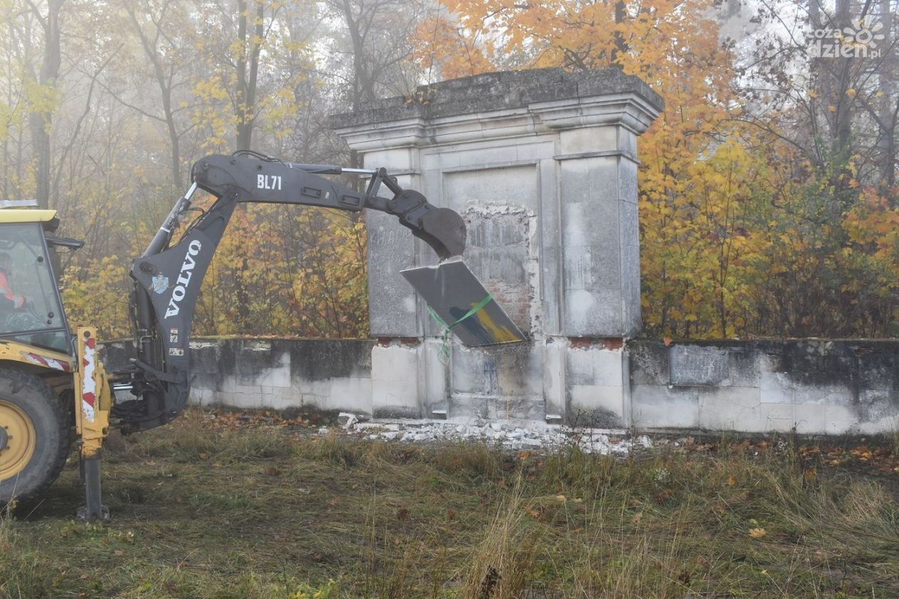 [FOTORELACJA] Zdemontowali pomnik poświęcony Armii Czerwonej w Mokrem