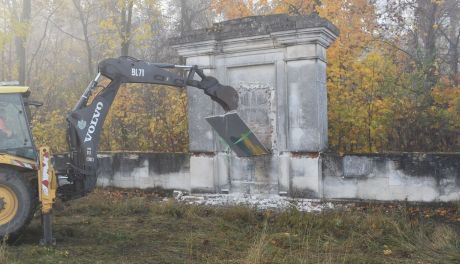 [FOTORELACJA] Zdemontowali pomnik poświęcony Armii Czerwonej w Mokrem