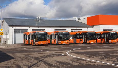 Kolejna partia pomarańczowo-czarnych autobusów wyjedzie na ulice Ostrowca