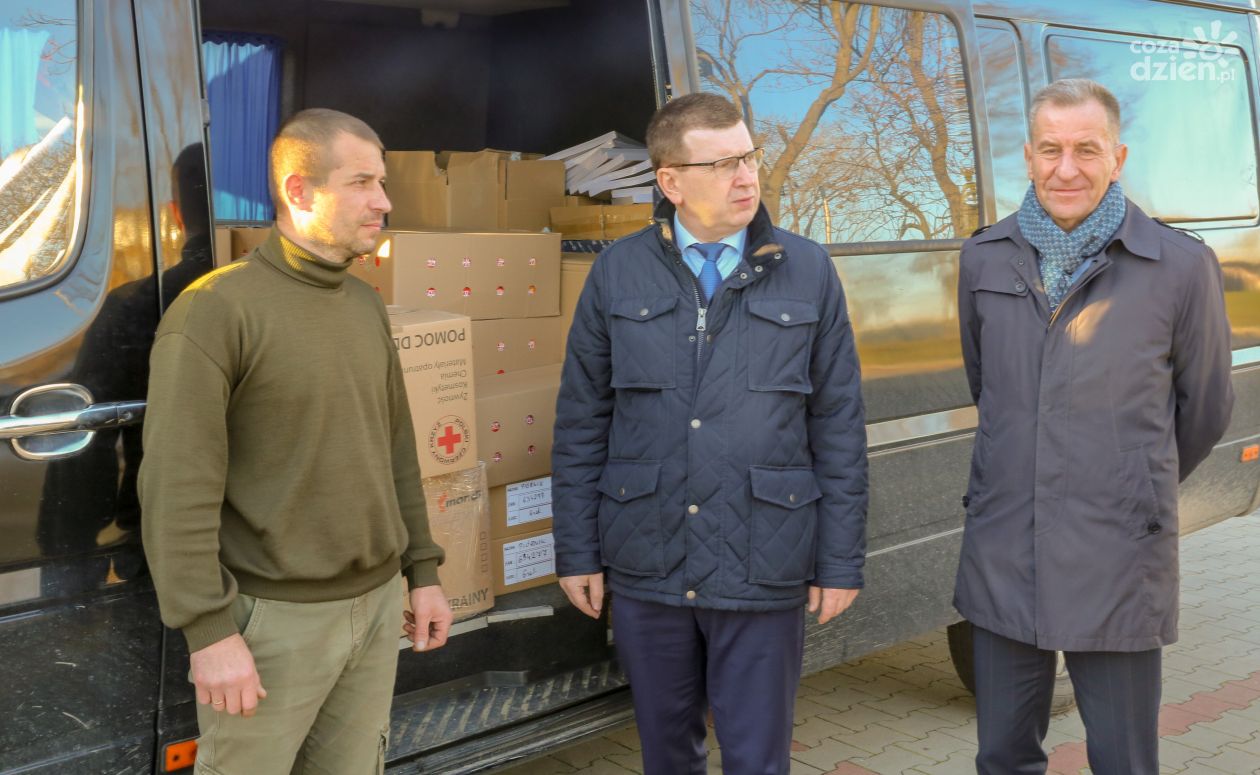 Pomoc dla uczniów z Ukrainy. Z Ostrowca wyruszył transport wyprawek szkolnych