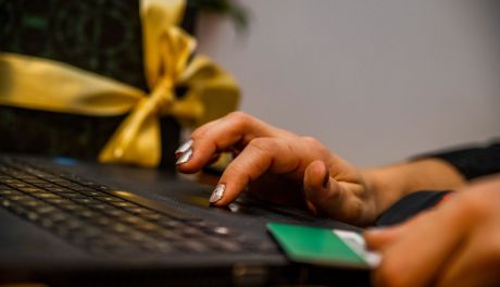 Zostań świętym mikołajem dzięki kartom podarunkowym dostępnym w sklepach Żabka