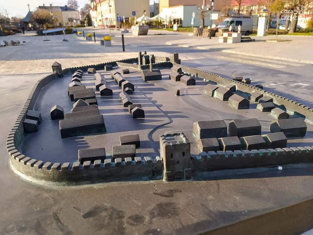 Opatowski Plac Obrońców Pokoju z nowymi elementami małej architektury 