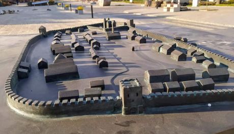 Opatowski Plac Obrońców Pokoju z nowymi elementami małej architektury 