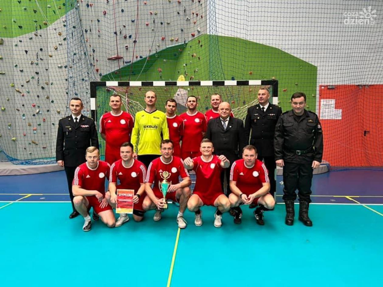 Strażacy z Ostrowca wicemistrzami w halowych rozgrywkach piłki nożnej