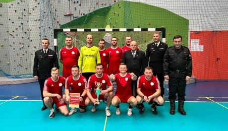 Strażacy z Ostrowca wicemistrzami w halowych rozgrywkach piłki nożnej
