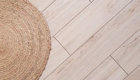 Chcesz urządzić udane wnętrze w chłodnych barwach? Skup się na podłodze!