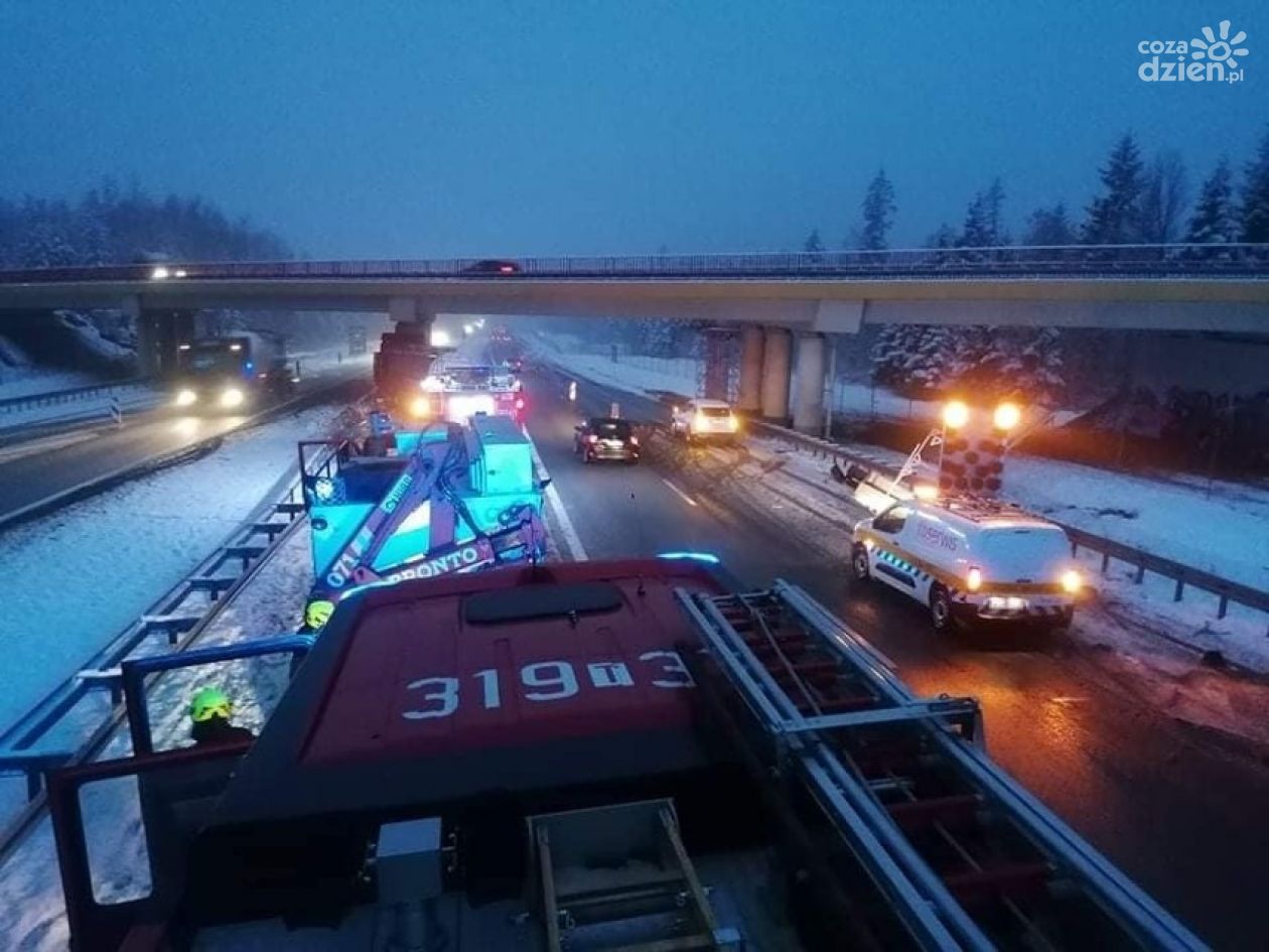 Cysterna uderzyła w wiadukt na S7