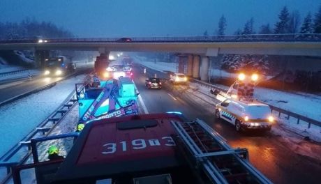 Cysterna wjechała w wiadukt